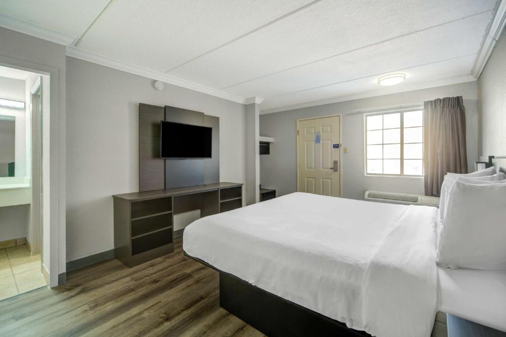 King Room with Roll-in Shower - Disability Access - Non-Smoking interior